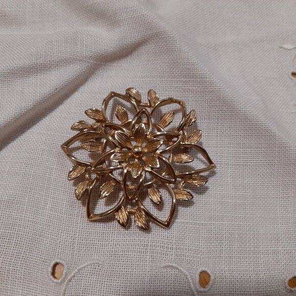 Vintage Flower Brooch Sarah Coventry Canada Gold Tone Pretty Jewelry Retro - Picture 1 of 11